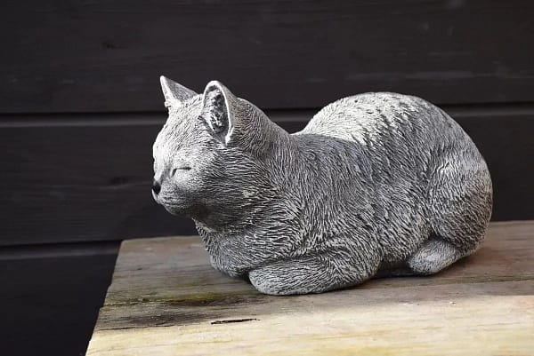 Poes liggend tuinbeeld